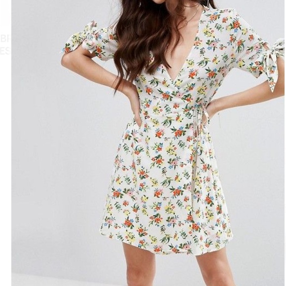 Fashion Union | Cream Floral Wrap Dress Size 6 Feminine - Picture 1 of 5